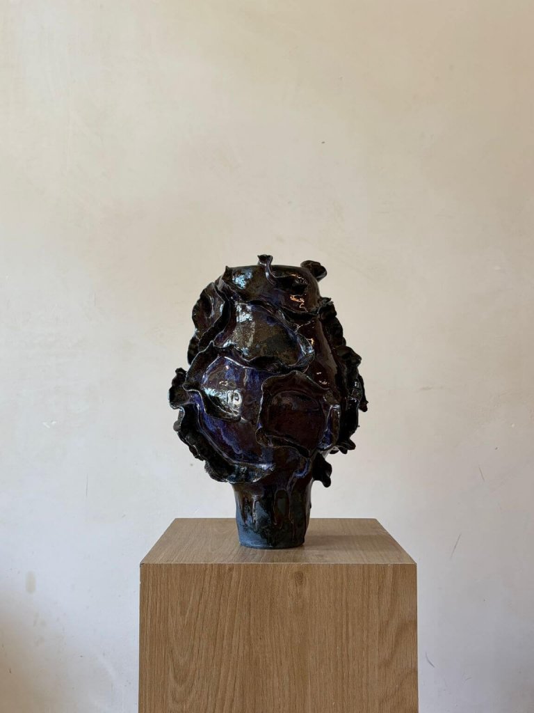 Dark Wave – אגרטל פיסולי כהה