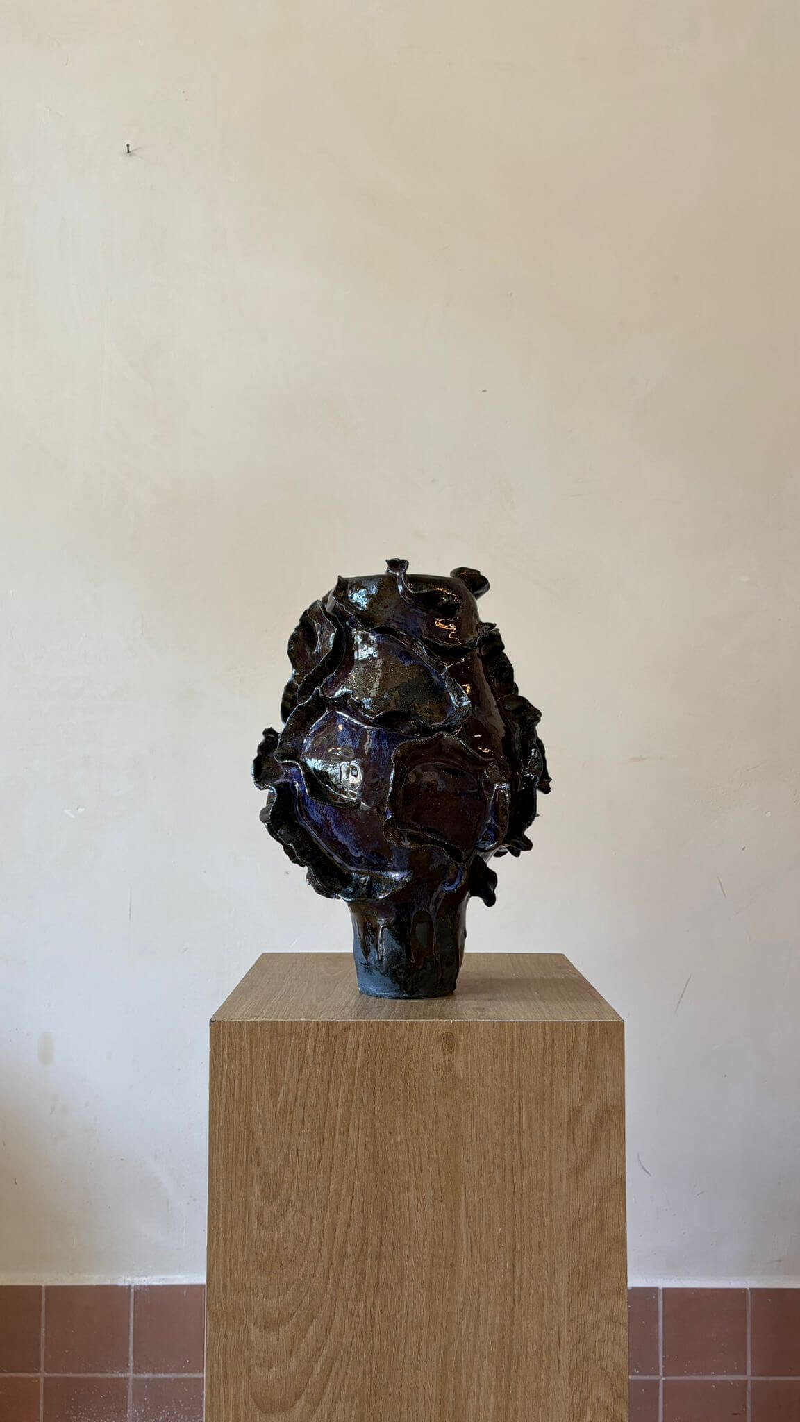 Dark Wave – אגרטל פיסולי כהה