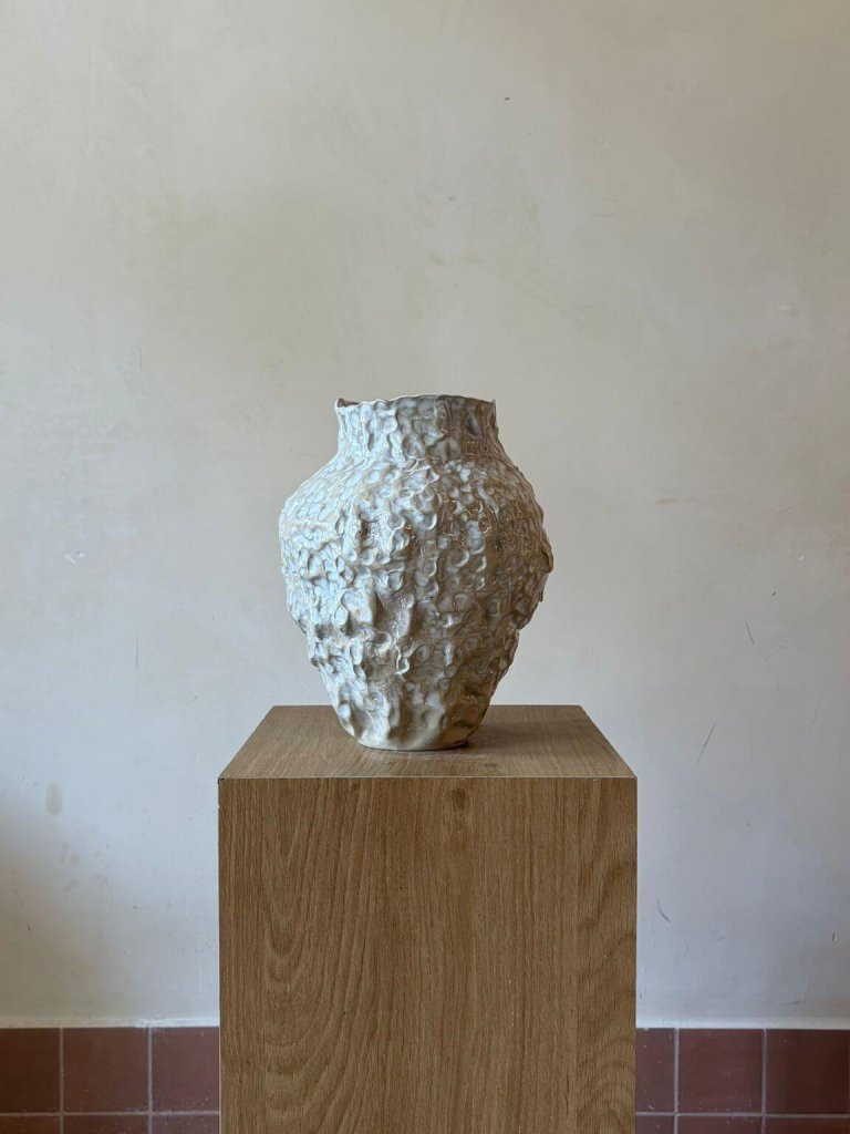 Stone Bloom – אגרטל פיסולי בהיר