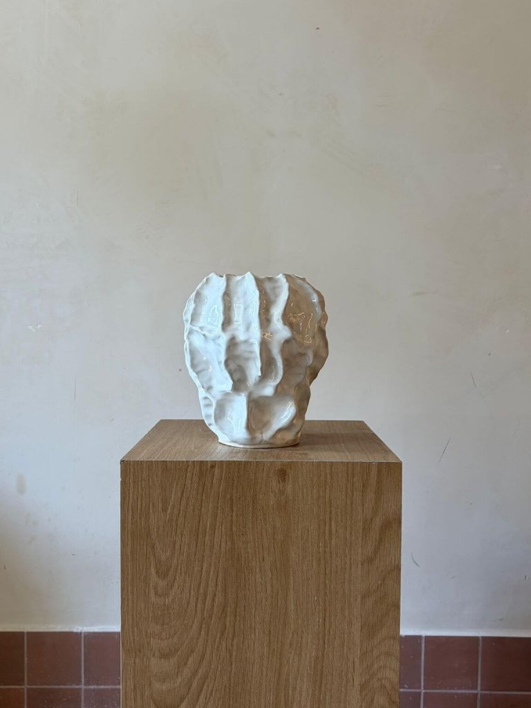 Soft Relief – אגרטל פיסולי בהיר