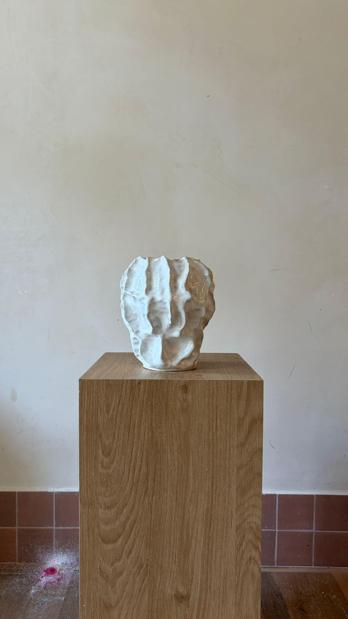 Soft Relief – אגרטל פיסולי בהיר