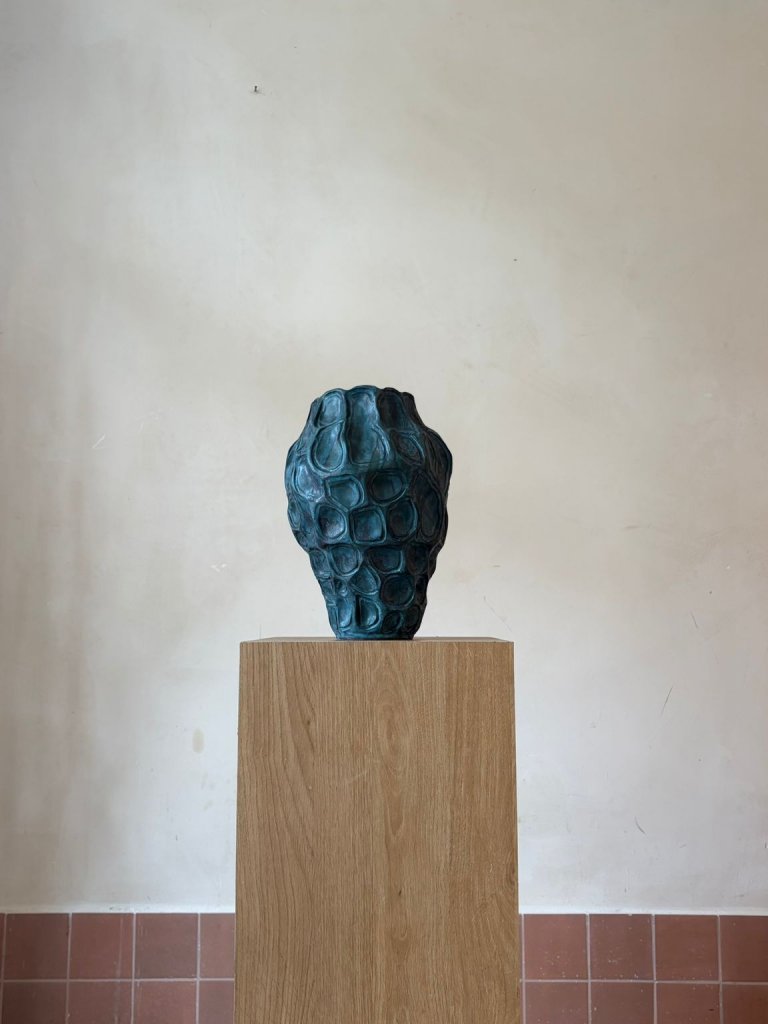 אגרטל קרמי טקסטורלי כחול כהה – אלינה בזק