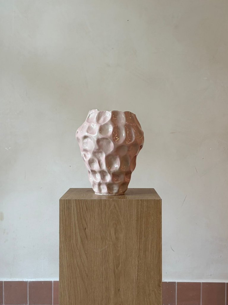 אגרטל קרמי טקסטורלי ורוד – אלינה בזק