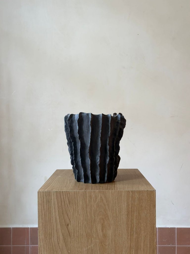 אגרטל קרמי טקסטורלי שחור – אלינה בזק