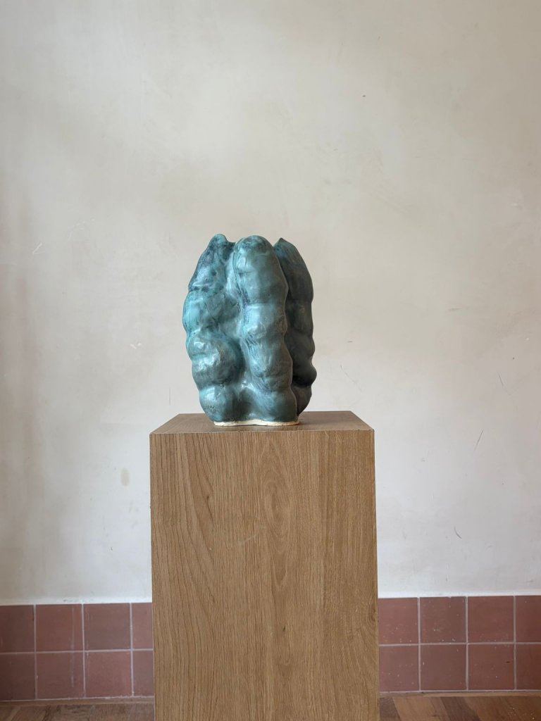 אגרטל קרמי פיסולי כחול – אלינה בזק